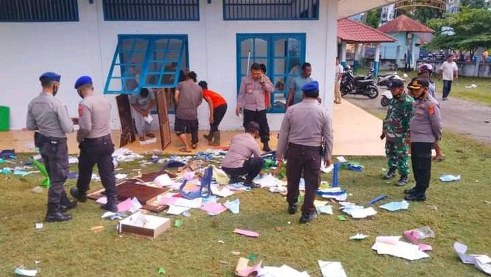 Sejumlah warga mengamuk di lokasi vaksinasi Corona yang digelar di PPI Ujong Serangga, Aceh Barat Daya. Kejadian itu mengakibatkan nakes luka lebam hingga dosis vaksin rusak. (dok Istimewa)