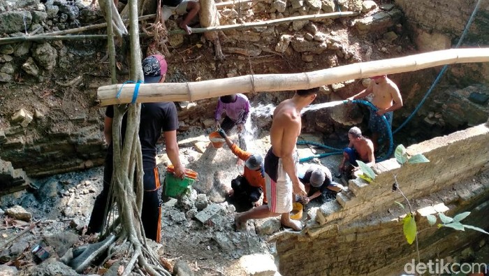 Ada Sendang Brumbun di Lamongan. Setiap tahun, digelar tradisi Keduk Brumbun di sendang tersebut.