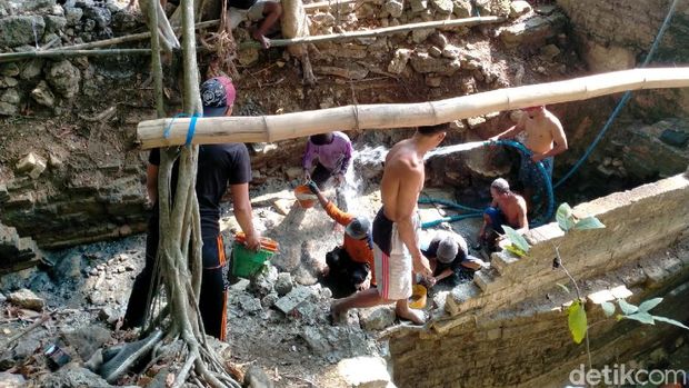 Ada Sendang Brumbun di Lamongan. Setiap tahun, digelar tradisi Keduk Brumbun di sendang tersebut.