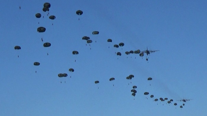 Ratusan personil Pasukan khas TNI AU menggelar latihan Trisula Perkasa di Air Weapon Range (AWR) desa Pandan wangi kecamatan Tempeh Lumajang.