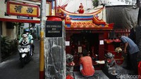 Kawasan Glodok sudah terkenal dengan sejarah pecinannya. Banyak warga yang datang ke Glodok untuk merasakan suasana kota Jakarta yang unik dan berbeda dari lainnya. Rengga Sancaya/detikcom
