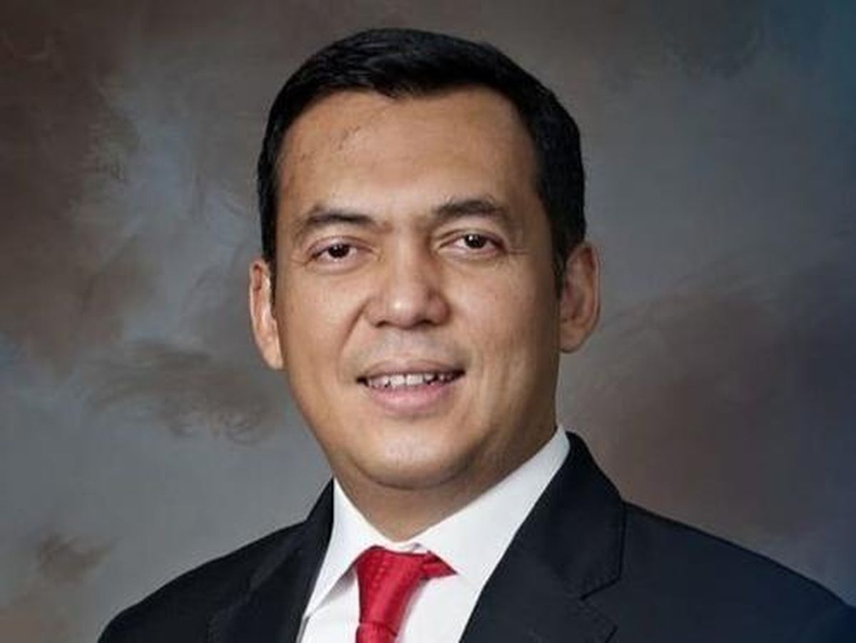 Oq paypoqli transseksuallar porno video U yalaganda siydi (video)