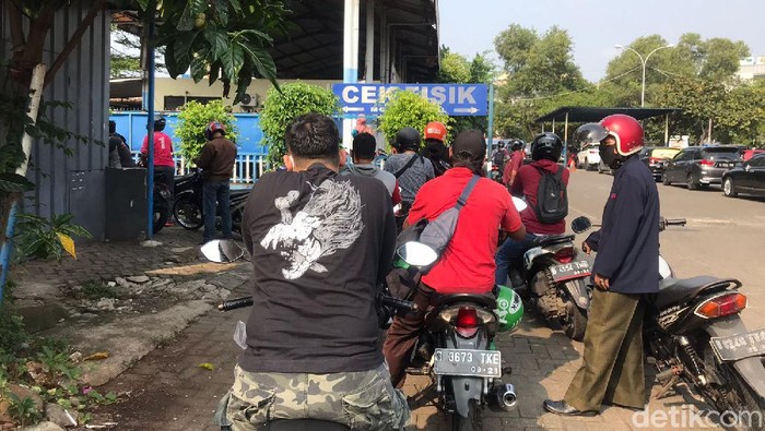 Situasi Samsat Jakarta Timur saat pemutihan denda pajak kendaraaan September 2021