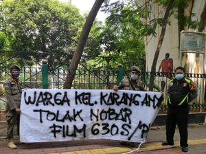 Satpol PP Copot 10 Spanduk Tolak Nobar G30S/PKI di Jakpus