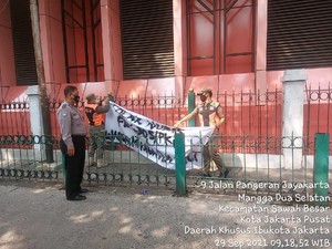 Satpol PP Tertibkan Sejumlah Spanduk Tolak Nobar G30S/PKI di Jakpus