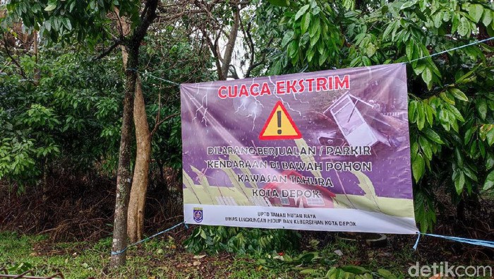 Spanduk waspada cuaca ekstrem di Depok