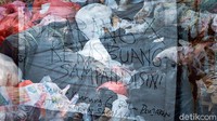 Bau menyengat tercium ketika mendekati tumpukan sampah.