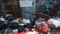 Warga tetap nekat membuang sampah meski ada larangan di tempat tersebut.