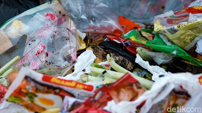 Sudah Dilarang, Masih Ada yang Buang Sampah Sembarangan di Tangsel Membuang sampah sembarangan masih menjadi perilaku negatif di kehidupan. Walaupun ada larangan, masih ada orang yang membuang sampah di pinggir jalan.