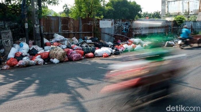 Sudah Dilarang, Masih Ada yang Buang Sampah Sembarangan di Tangsel Membuang sampah sembarangan masih menjadi perilaku negatif di kehidupan. Walaupun ada larangan, masih ada orang yang membuang sampah di pinggir jalan.