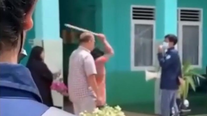 Tangkapan layar video viral dosen wanita ngamuk serang demo mahasiswa pakai gagang sapu. (dok. Istimewa)