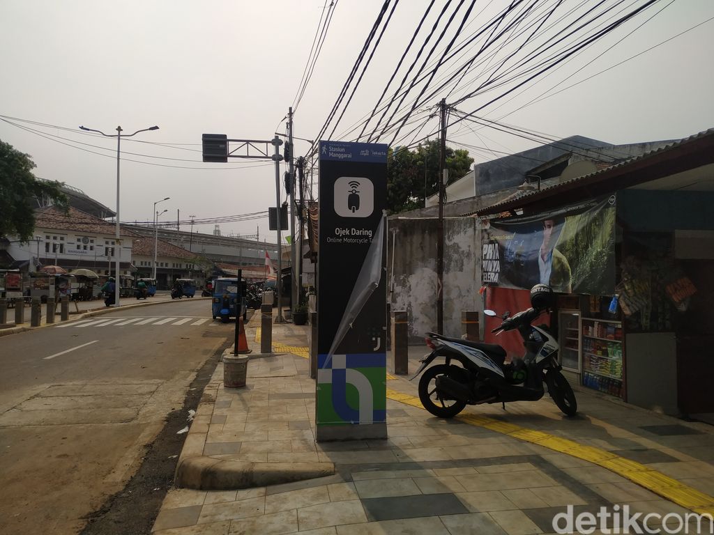 Tempat yang disediakan Dishub DKI sebagai lokasi pengendapan ojol dan ojek konvensional di Stasiun Manggarai. 29 September 2021. (Athika Rahma/detikcom)