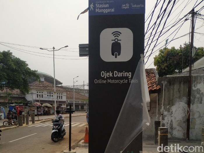 Tempat yang disediakan Dishub DKI sebagai lokasi pengendapan ojol dan ojek konvensional di Stasiun Manggarai. 29 September 2021. (Athika Rahma/detikcom)
