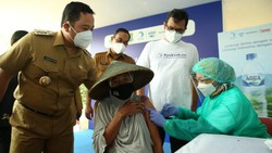Pemerintah Kota Tangerang Jemput Bola Vaksinasi Covid-19 kepada ratusan pemulung dan pelapak, di Tempat Pembuangan Akhir Rawa Kucing, Tangerang, Selasa (28/9).
