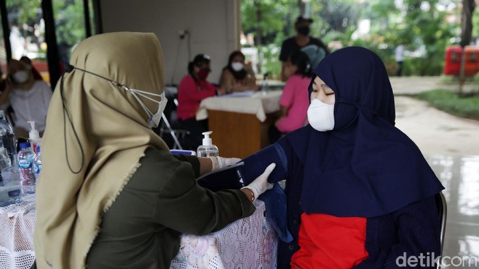 Ketua Umum Kongres Wanita Indonesia (Kowani) Giwo Rubianto Wiyogo meninjau pemberian vaksinasi COVID 19 di RPTRA Amir Hamzah, Jakarta, Rabu(29/9/21). Kegiatan bakti sosial dan mobil vaksin door to door untuk masyarakat umum dengan jenis vaksin sinovac, astrazeneca dan modena dengan penerapan protokol kesehatan untuk mempercepat target vaksinasi pemerintah guna menciptakan kekebalan kelompok.