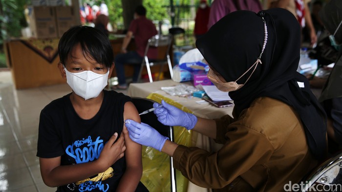 Ketua Umum Kongres Wanita Indonesia (Kowani) Giwo Rubianto Wiyogo meninjau pemberian vaksinasi COVID 19 di RPTRA Amir Hamzah, Jakarta, Rabu(29/9/21). Kegiatan bakti sosial dan mobil vaksin door to door untuk masyarakat umum dengan jenis vaksin sinovac, astrazeneca dan modena dengan penerapan protokol kesehatan untuk mempercepat target vaksinasi pemerintah guna menciptakan kekebalan kelompok.