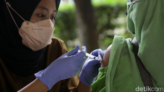 Vaksinasi COVID-19 Terus Dikebut Ketua Umum Kongres Wanita Indonesia (Kowani) Giwo Rubianto Wiyogo meninjau pemberian vaksinasi COVID 19 di RPTRA Amir Hamzah, Jakarta, Rabu(29/9/21). Kegiatan bakti sosial dan mobil vaksin door to door untuk masyarakat umum dengan jenis vaksin sinovac, astrazeneca dan modena dengan penerapan protokol kesehatan untuk mempercepat target vaksinasi pemerintah guna menciptakan kekebalan kelompok.