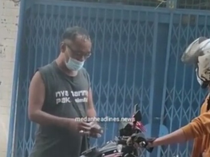 Video memperlihatkan seorang pria diduga melakukan pungutan liar (pungli) di Medan viral di media sosial (medsos). Polisi turun tangan menyelidiki info tersebut. (Screenshot Instagram @medanheadline.news)