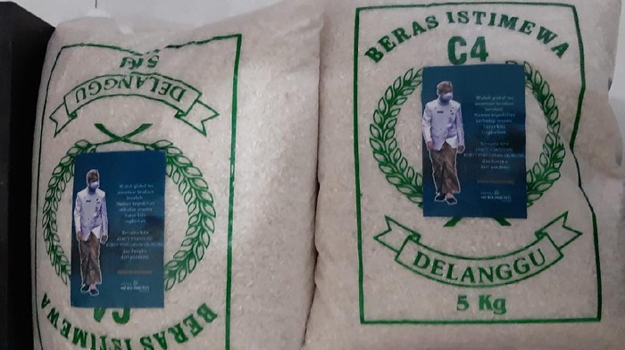 Wali Kota Solo Gibran Rakabuming Raka bagi-bagi beras berstiker fotonya.