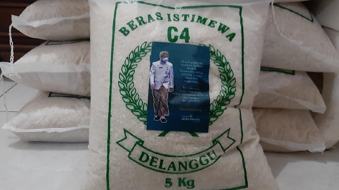 Wali Kota Solo Gibran Rakabuming Raka bagi-bagi beras dengan kemasan berstiker foto dirinya.