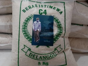 Ternyata! PDIP Solo Juga Ikut Bagi-bagikan Beras Berstiker Foto Gibran