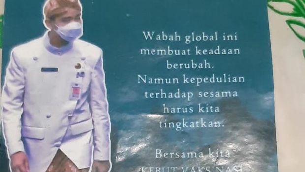Wali Kota Solo Gibran Rakabuming Raka bagi-bagi beras dengan kemasan berstiker foto dirinya.