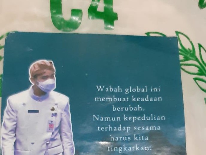 Wali Kota Solo Gibran Rakabuming Raka bagi-bagi beras dengan kemasan berstiker foto dirinya.
