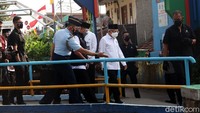 Dengan pengawalan ketat, Maruf langsung berjalan ke lokasi buruan SAE Pajajaran yang berdiri di atas aliran Sungai Cilimus, Cicendo, Bandung.