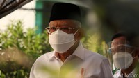Maruf melihat-lihat tanaman hias yang berjejer di pintu masuk buruan SAE Pajajaran.