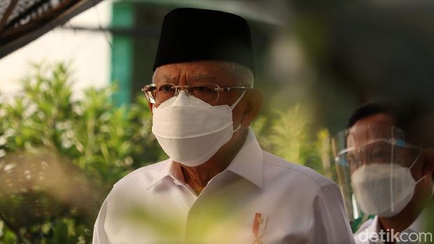 Wakil Presiden Ma'ruf Amin berkunjung ke lokasi urban farming atau buruan sehat alami ekonomis (SAE) di RW 3 dan RW 4, Kelurahan Pajajaran, Kecamatan Cicendo, Kota Bandung.
