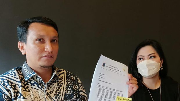 Warga Permata Buana, Candy ditemani pengacaranya Syair Abdul Muthalib, mengaku dipaksa setop renovasi rumah gegara tak beri uang jaminan