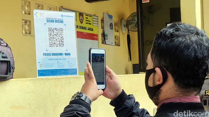 Warga Scan Barcode PeduliLindungi