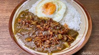 Ada juga menu Nasi Siram Cumi Telur Asin (Rp 55.000). Menu nasi ini terdiri dari irisan cumi-cumi yang lumayan banyak dengan kuah kental. Foto: detikcom/Riska Fitria