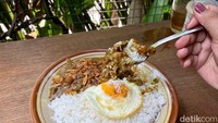 Terakhir ada Nasi Kare Lidah Sapi (Rp 50.000). Tampilannya sangat mirip dengan curry rice ala Jepang. Kuah karinya kental berwarna kecoklatan. Foto: detikcom/Riska Fitria
