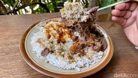 Kunci dari kelezatan menu-menu yang ditawarkan oleh Warpopski adalah rempah. Beberapa rempah utama yang digunakan adalah bubuk biji pala, adas manis, kapulaga dan bunga lawang atau pekak. Foto: detikcom/Riska Fitria