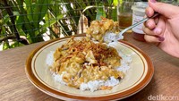 Salah satu menu yang menjadi andalan di Warpopski adalah Nasi Siram Sei (Rp 50.000). Selain porsi nasinya yang banyak, ukuran potongan daging juga besar-besar. Foto: detikcom/Riska Fitria