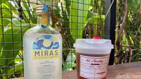 Untuk minuman ada Miras (Rp 25.000). Minuman ini merupakan Minuman Peras yang terbuat dari 50% air lemon dan 50% air gula. Rasanya kecut, manis dan menyegarkan. Foto: detikcom/Riska Fitria