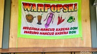 Area warpopski tidak terlalu luas. Area pengunjungnya dihiasi dengan tanaman hijau dan ada spanduk nyentrik ala pecel lele bertuliskan, Hirosima hancur karena bom. Warung hancur karena bon. Foto: detikcom/Riska Fitria