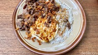 Bahkan ada porsi portugal atau Porsi Tukang Gali dan juga bisa tambah nasi lagi gratis. Namun dengan satu syarat, yaitu makanan harus dihabiskan. Foto: detikcom/Riska Fitria