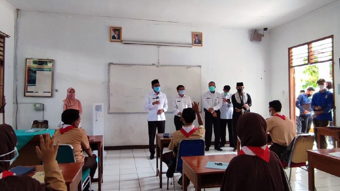 Wawalkot Depok tinjau simulasi PTM di SMPN 2 Depok