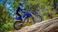 Sakelar yang dipasang di setang memungkinkan pengendara untuk memilih di antara 2 pemetaan mesin yang diunggah untuk penyesuaian daya. Foto: Dok. Yamaha