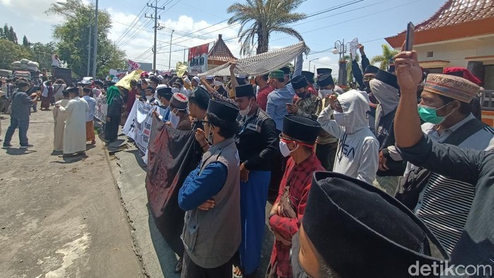 Ratusan santri di Kabupaten Probolinggo menggelar aksi damai di depan kantor DPRD. Mereka mendukung KPK mengusut tuntas kasus jual beli jabatan Pj Kades.