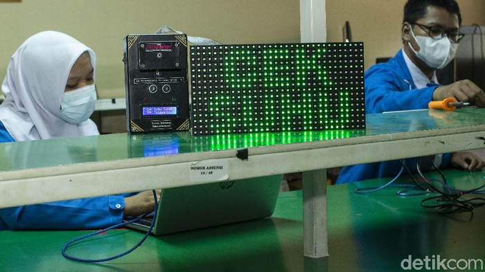 Alat Pengukur Suhu Tubuh Ini Buatan Siswa SMK Lho Siswa menyelesaikan alat pengukur suhu tubuh di SMK Telekomunikasi Telesandi Bekasi, Kamis (30/9/2021).  Alat bernama Tels Meter ini dibuat langsung oleh siswa SMK jurusan Teknik Transmisi Telekomunikasi.