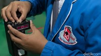 Para siswa merakit alat dan bahan yang dibutuhkan. Setelah itu alat pun sudah dapat digunakan dan diletakkan di gedung sekolah untuk mentracking siswa dan guru di lingkungan sekolahnya. 