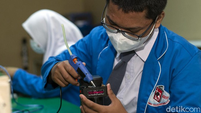 Siswa menyelesaikan alat pengukur suhu tubuh di SMK Telekomunikasi Telesandi Bekasi, Kamis (30/9/2021).  Alat bernama Tels Meter ini dibuat langsung oleh siswa SMK jurusan Teknik Transmisi Telekomunikasi.