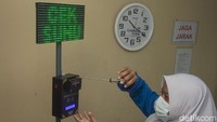 Pembuatan dari karya siswa ini memakan waktu riset hingga enam bulan, Anggun Palawati guru jurusan Teknik Transmisi Telekomunikasi menyebut kesulitan yang didapat seperti kalibrasi suhu untuk mengimbangi alat ini dengan thermogun konvensional.