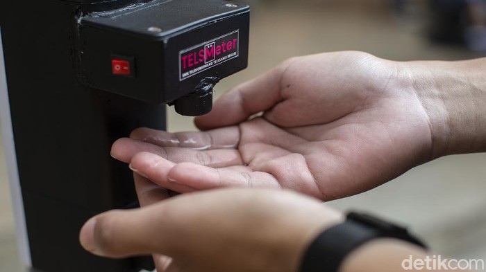 Alat Pengukur Suhu Tubuh Ini Buatan Siswa SMK Lho Siswa menyelesaikan alat pengukur suhu tubuh di SMK Telekomunikasi Telesandi Bekasi, Kamis (30/9/2021). Alat bernama Tels Meter ini dibuat langsung oleh siswa SMK jurusan Teknik Transmisi Telekomunikasi.