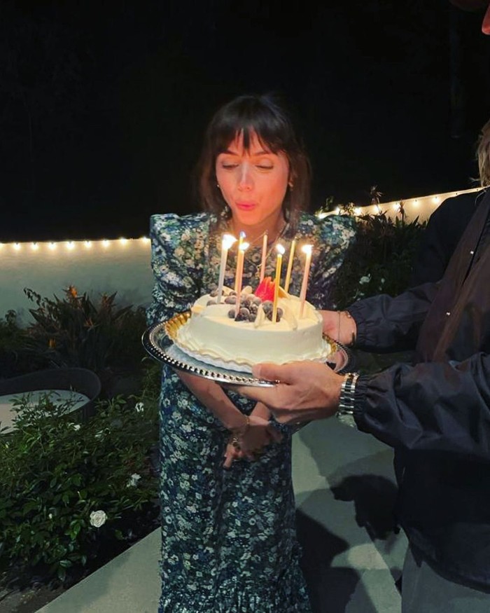Ana de Armas, 'Bond Girl' yang Hobi Makan di Pinggir Pantai Ana de Armas, 'Bond Girl' yang Hobi Makan di Pinggir Pantai