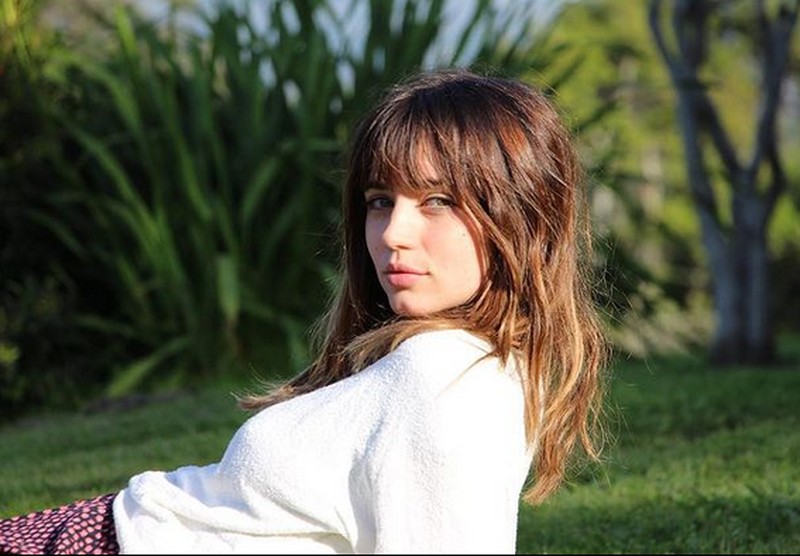 Ana de Armas, 'Bond Girl' yang Hobi Makan di Pinggir Pantai