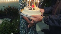  Momen ulang tahun wanita 33 tahun ini dirayakan dengan sederhana namun meriah. Sebuah cake berlapis krim putih dengan topping buah pun melengkapi momen ini. Foto: instagram @ana_de_armas